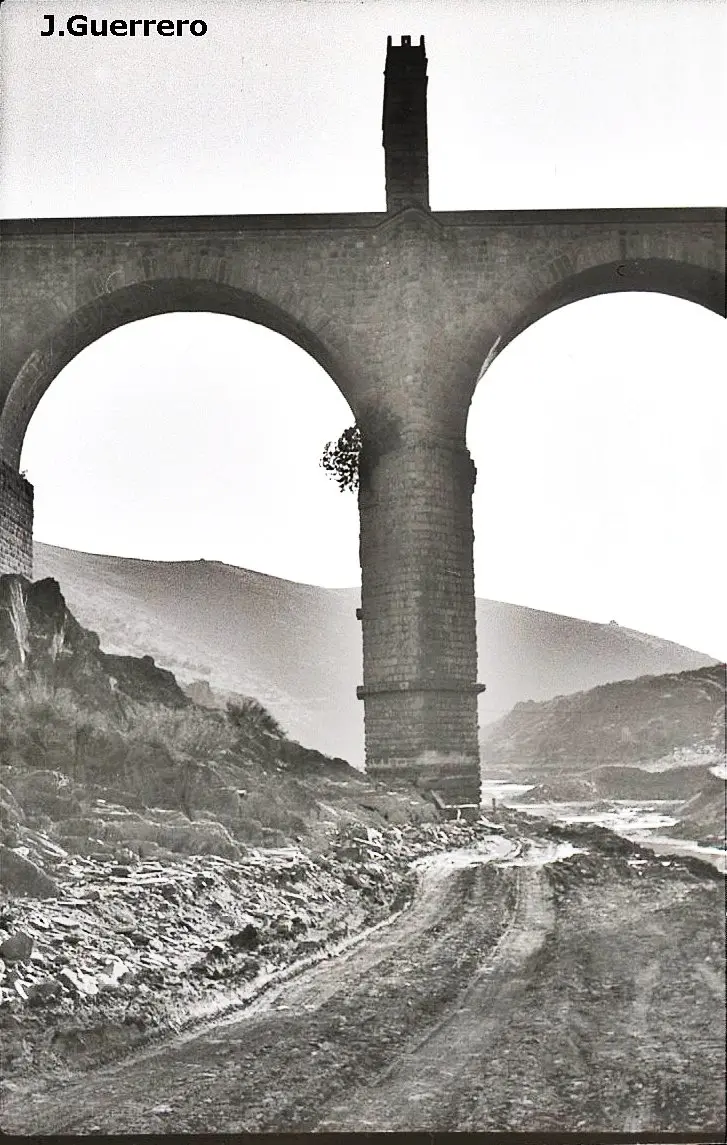 Puente de Alcántara sin agua.
