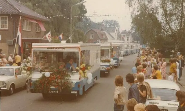 Een optocht van STV wagens in de Stationsstraat