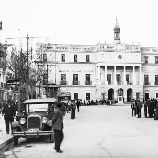 Plaza de España y Ayuntamiento.