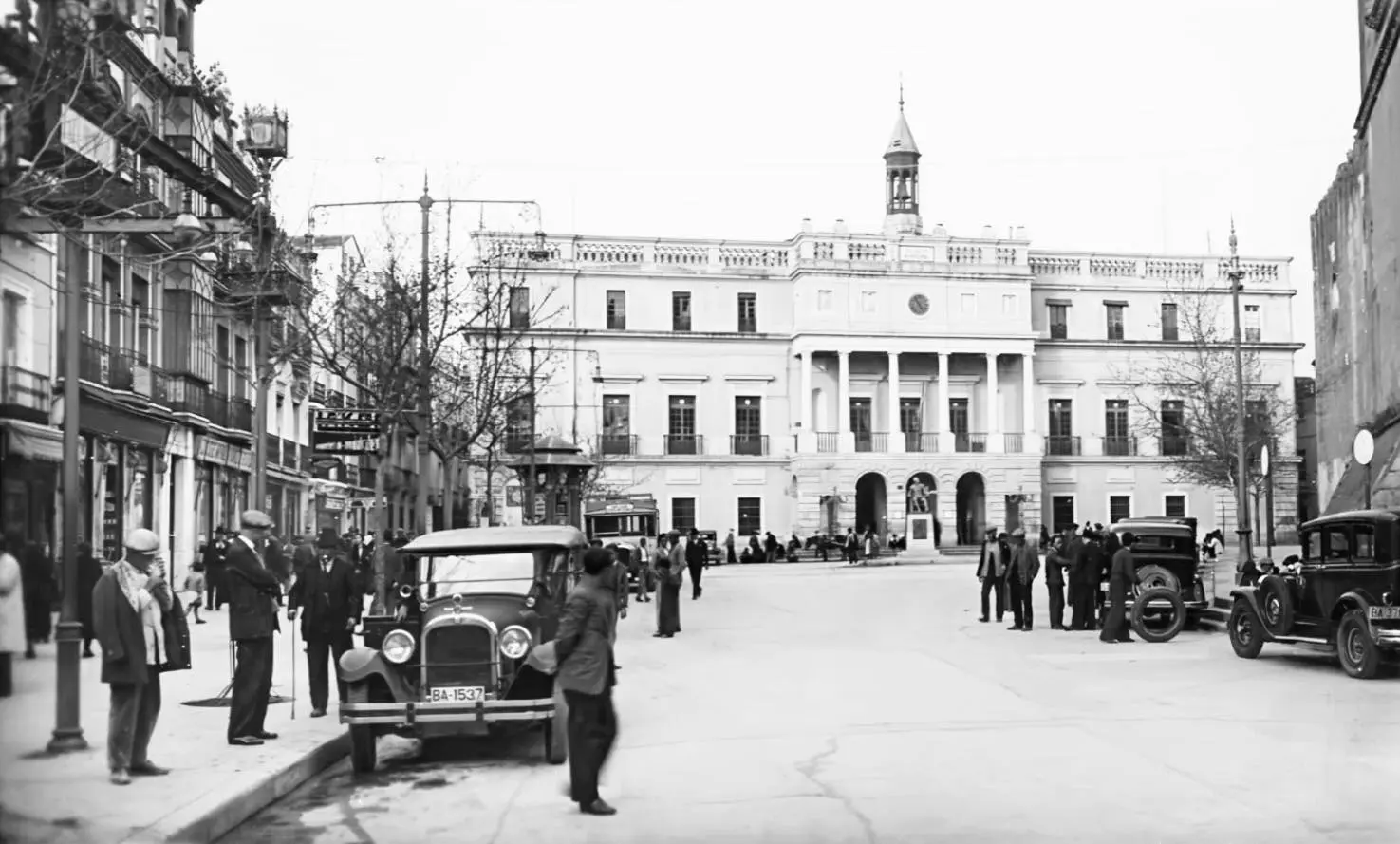 Plaza de España y Ayuntamiento.