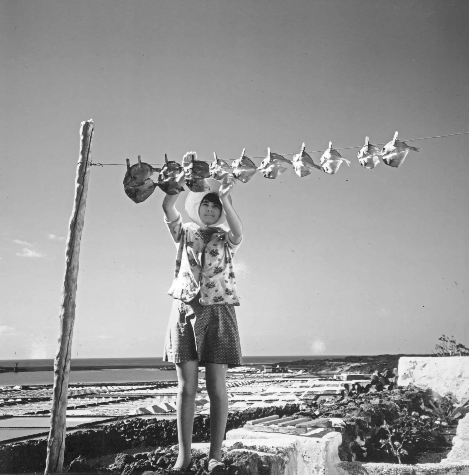 Niña tendiendo jareas