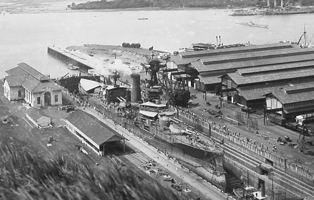 El acorazado Almirante Latorre en dique seco