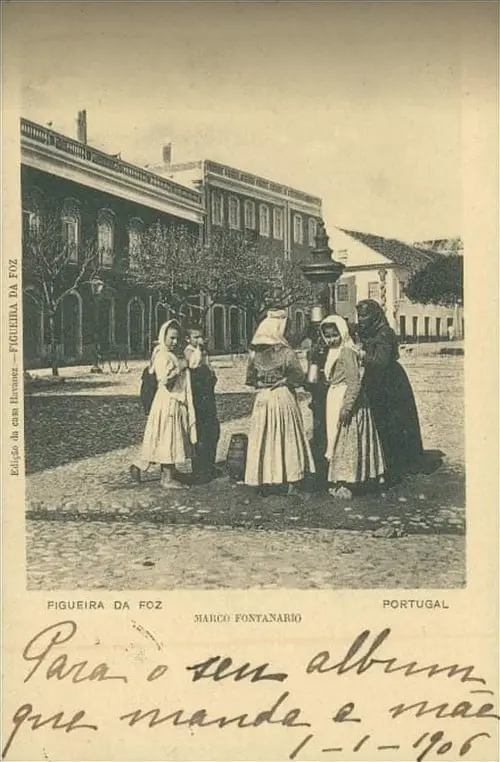 Grupo de crianças ao pé dum fontanário