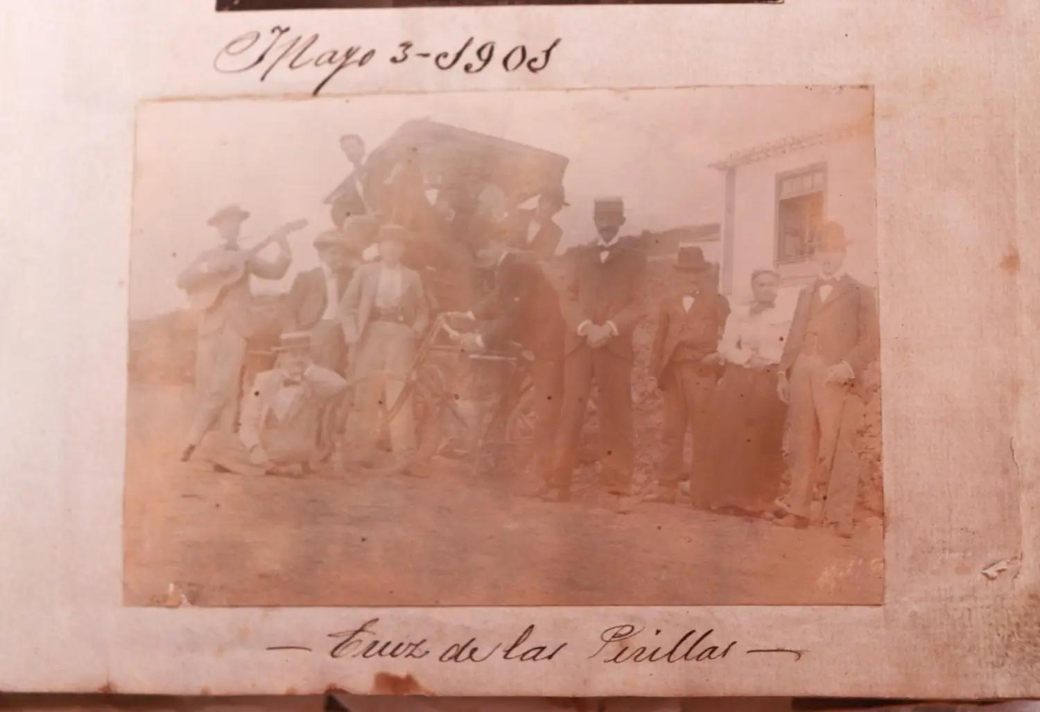 Grupo de personas en la cruz de Las Perillas