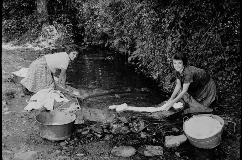 Lavando la ropa en el río.