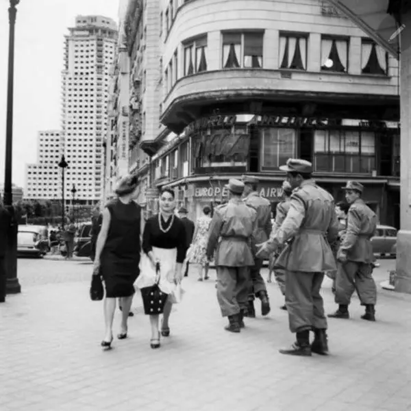 Soldado lanzando un piropo