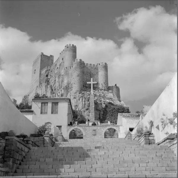 Subida al castillo de Almansa