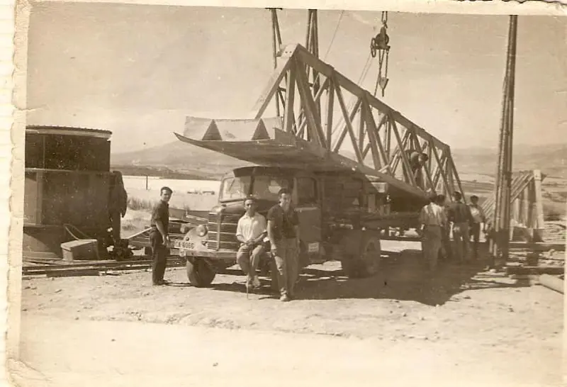 Llegada de las compuertas del pantano Gabriel y Galán.