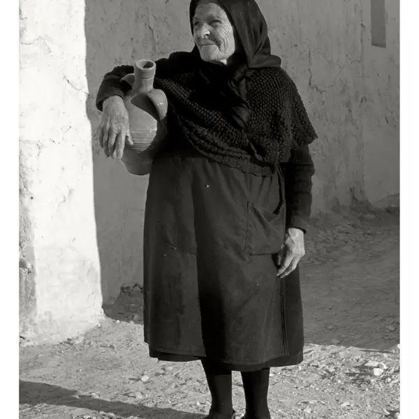 Anciana con cántaro