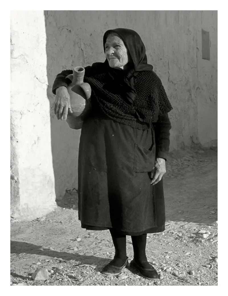 Anciana con cántaro