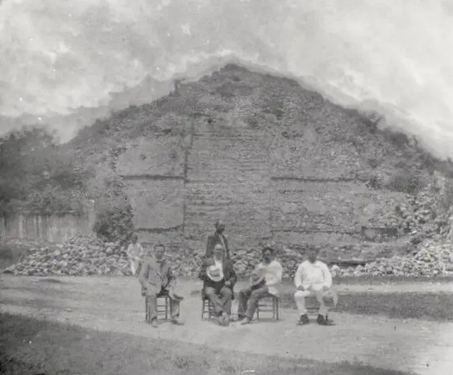 Montículo piramidal en Acanceh.