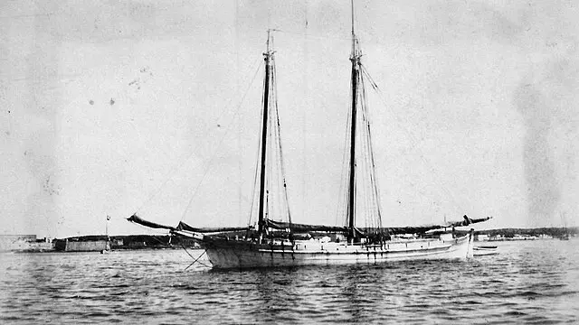 Velero frente al puerto de Campeche.