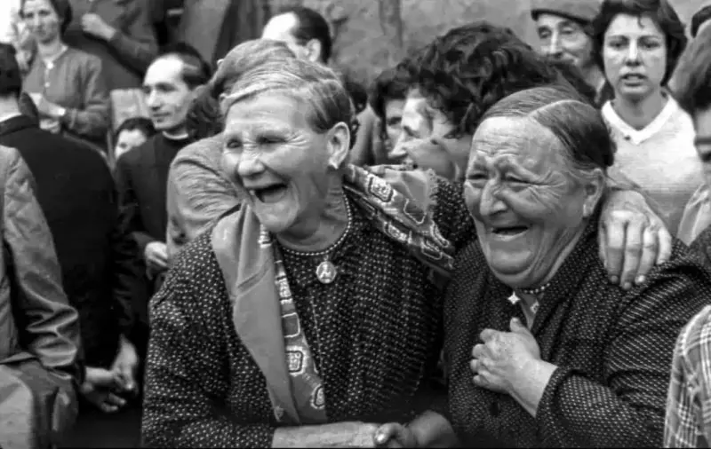 Dos mujeres sonriendo.