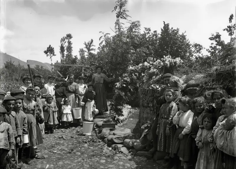Mujeres y niños en la fuente en Villamayor.