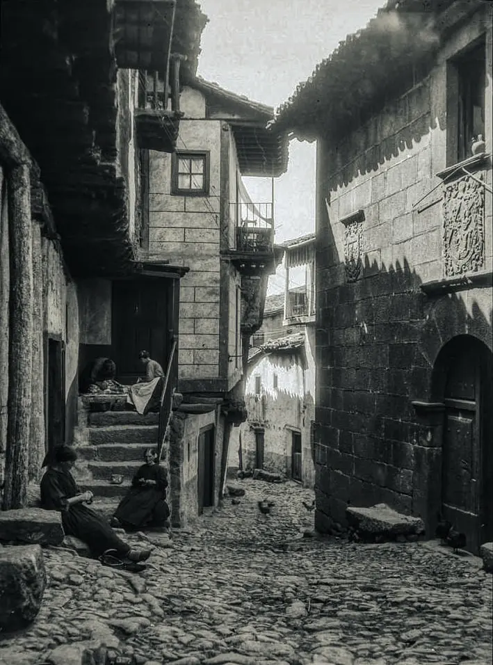 Calle típica con personas en la escalera