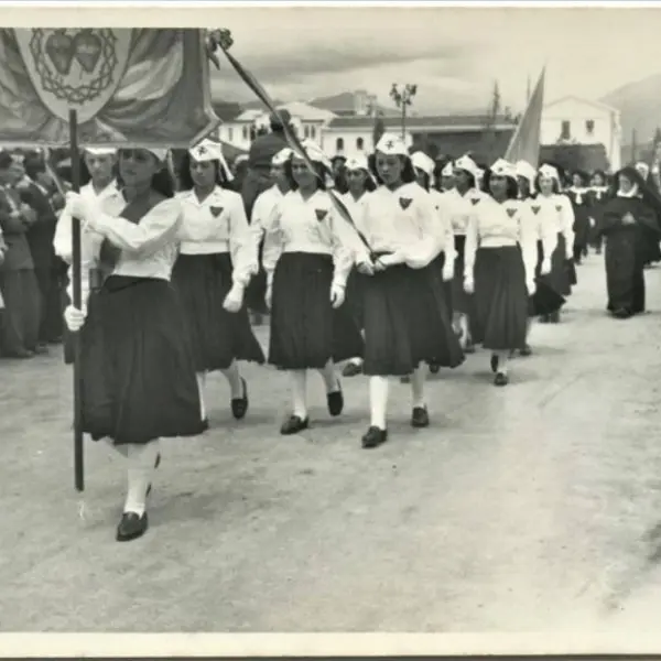 Desfile en la av. 12 de Abril.