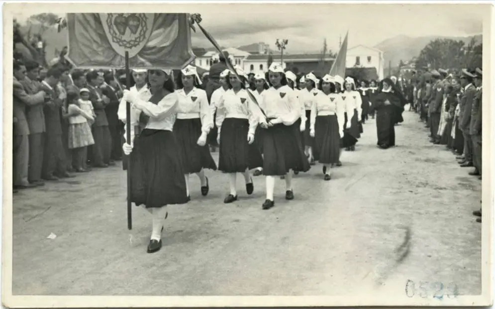 Desfile en la av. 12 de Abril.