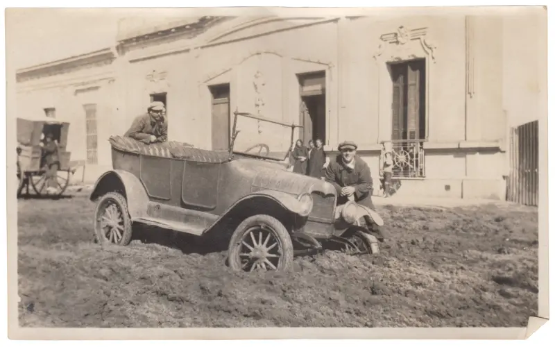 Encajados en una vieja calle de Bolívar