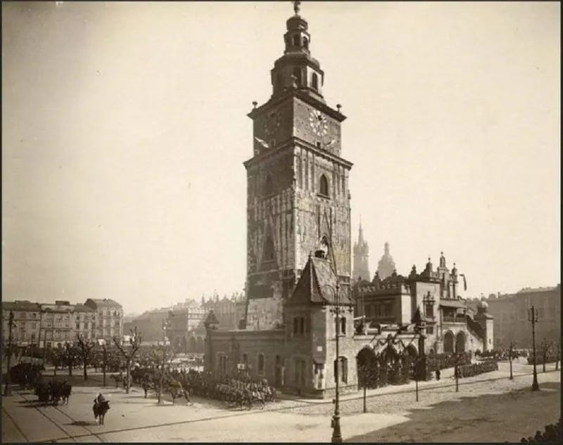 Defilada wojskowa na płycie Rynku Głównego 