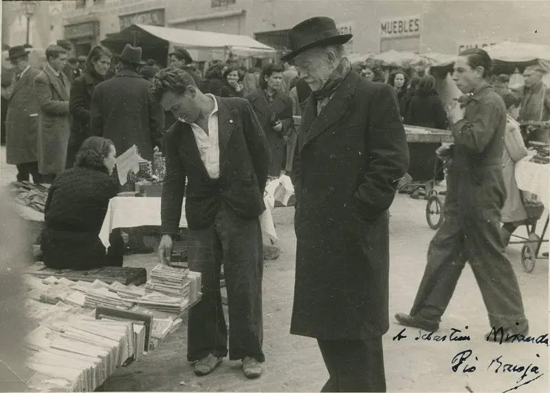 Pío Baroja curioseando en El Rastro