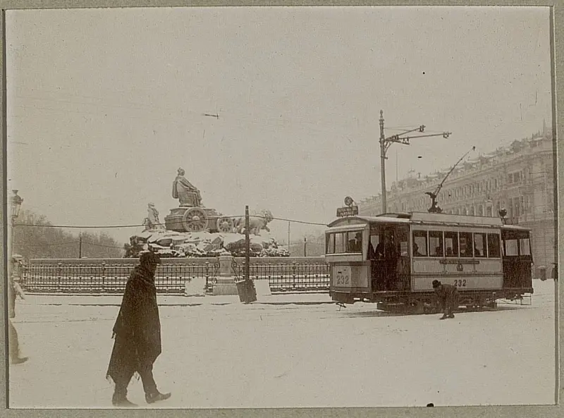 TRANVÍA EN CIBELES CON NIEVE