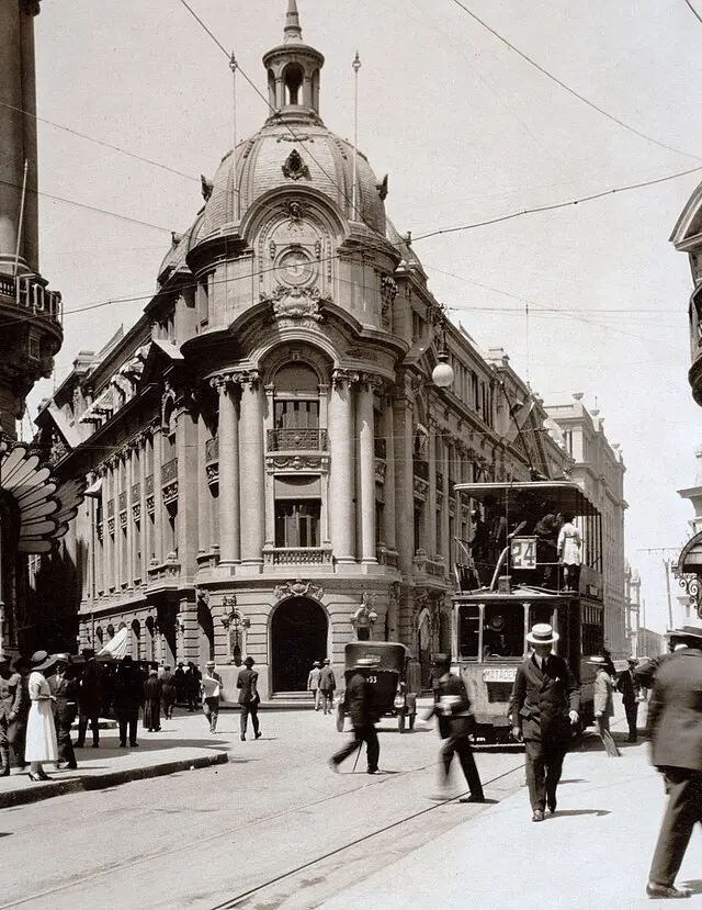 Escena urbana en la calle Bandera