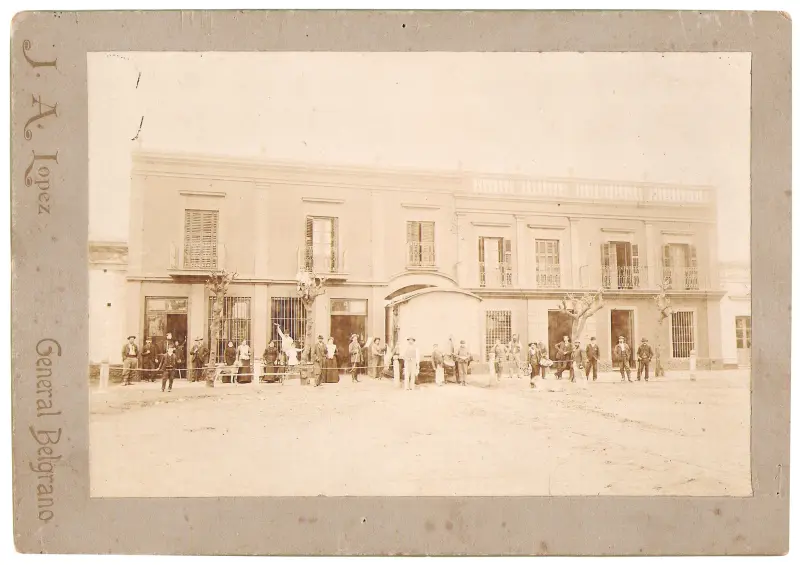  Grupo de personas sobre Av. San Martín
