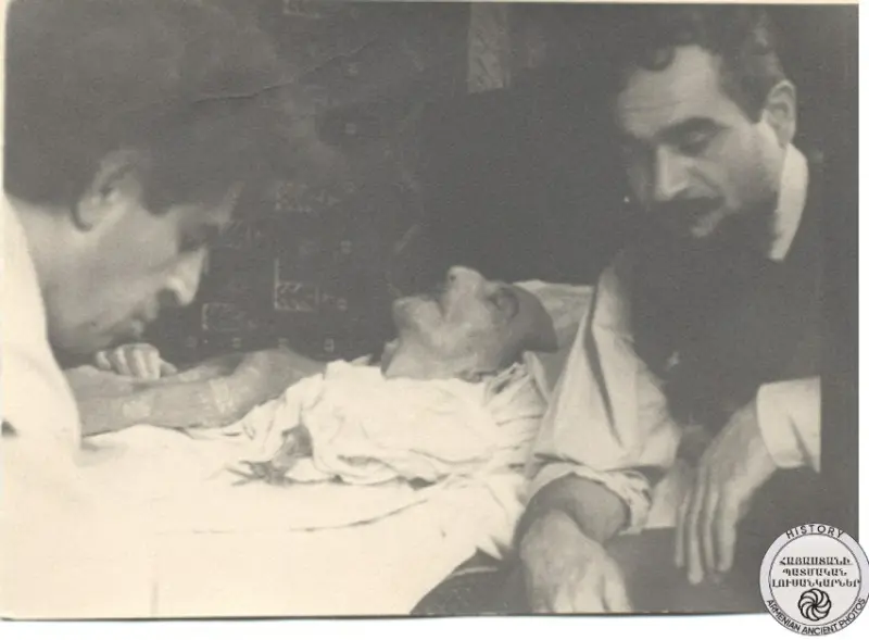 Sculptors at the time of creation of Avetik Isahakyan's death mask
