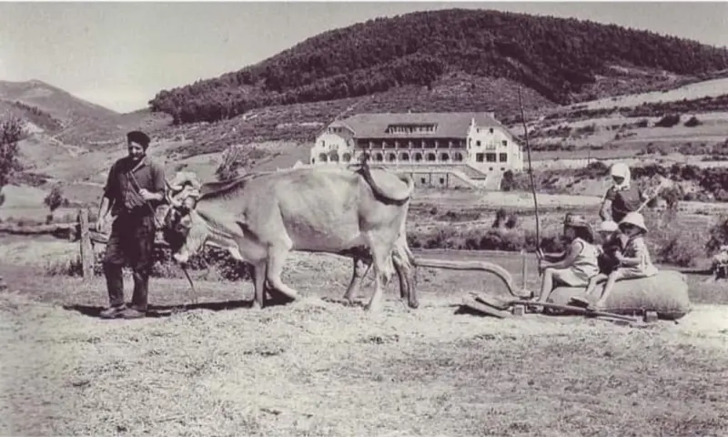 Trillando en la era, al fondo el Parador
