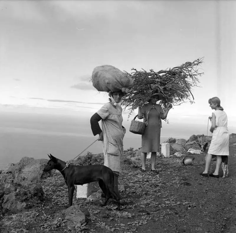 Mujeres con sus cargas posando