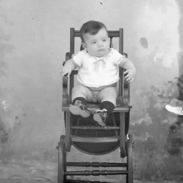 Retrato de Niño Sentado en Silla