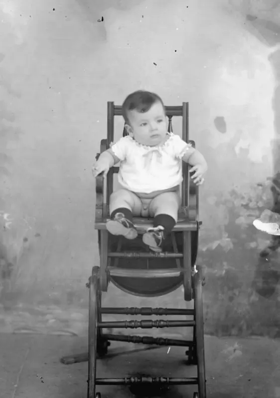 Retrato de Niño Sentado en Silla