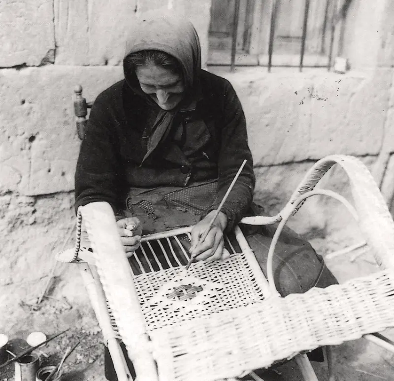 CESTERA PINTANDO LA MIMBRE