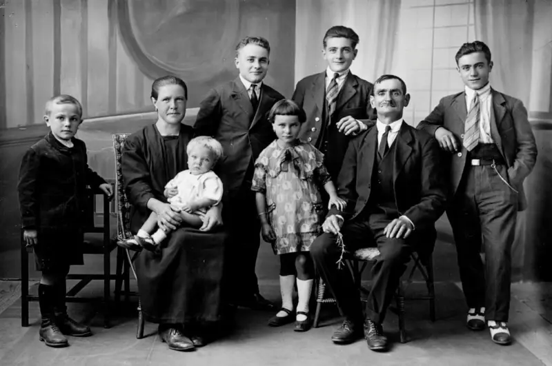 RETRATO DE ESTUDIO DE UNA FAMILIA