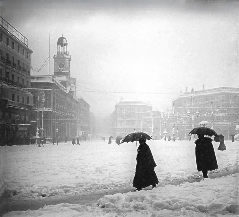 La Puerta del Sol bajo la nieve