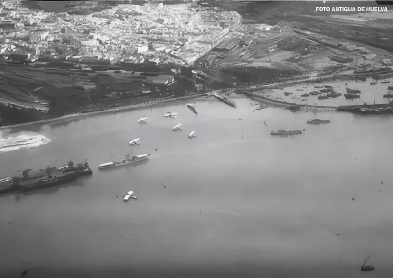 Hidroaviones en el puerto.