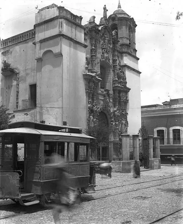 Tranvía frente al templo de San Diego. 