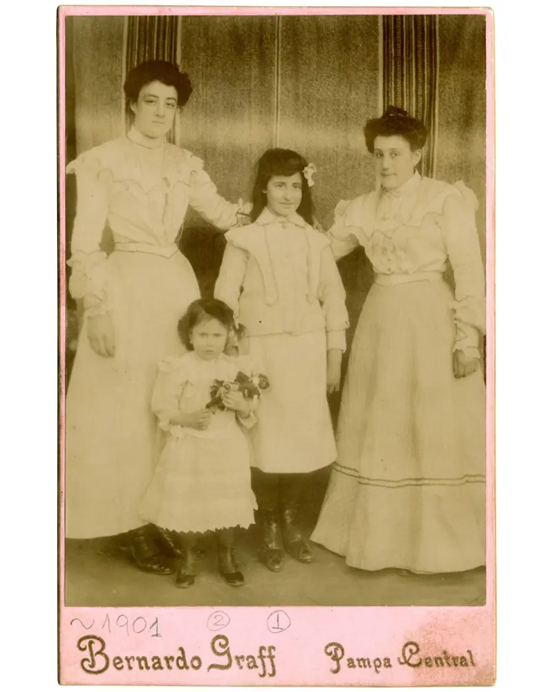  Enriqueta Luna de Gómez y Elvira Gómez de Ghizzo, mas 2 niñas