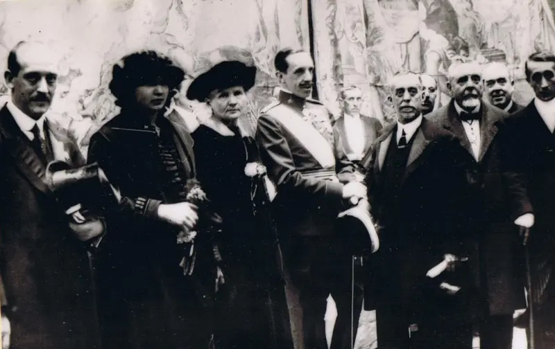  Alfonso XIII junto a Marie Curie durante el I Congreso Nacional de Medicina