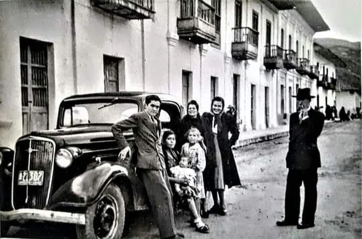 Familia junto a su vehículo