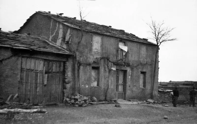 Dos hombres frente a una casa