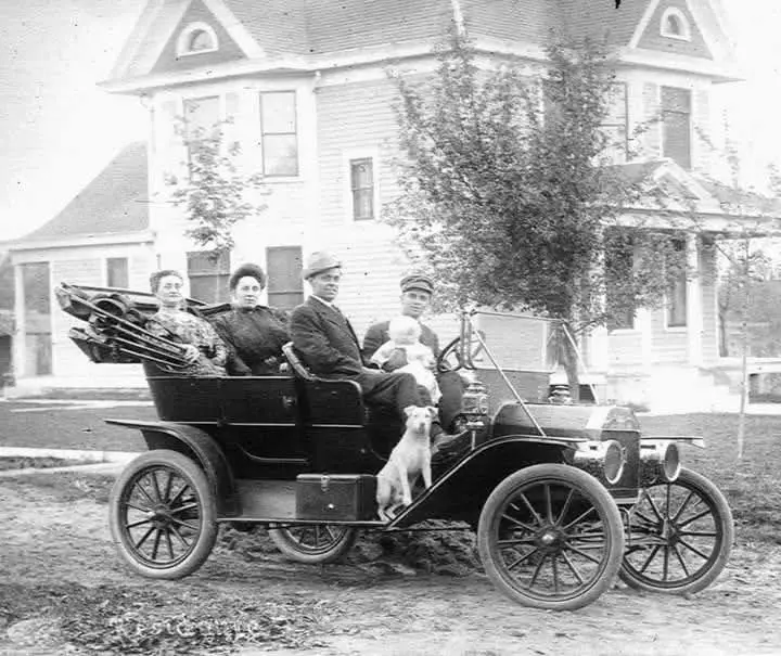 Una familia y su perro