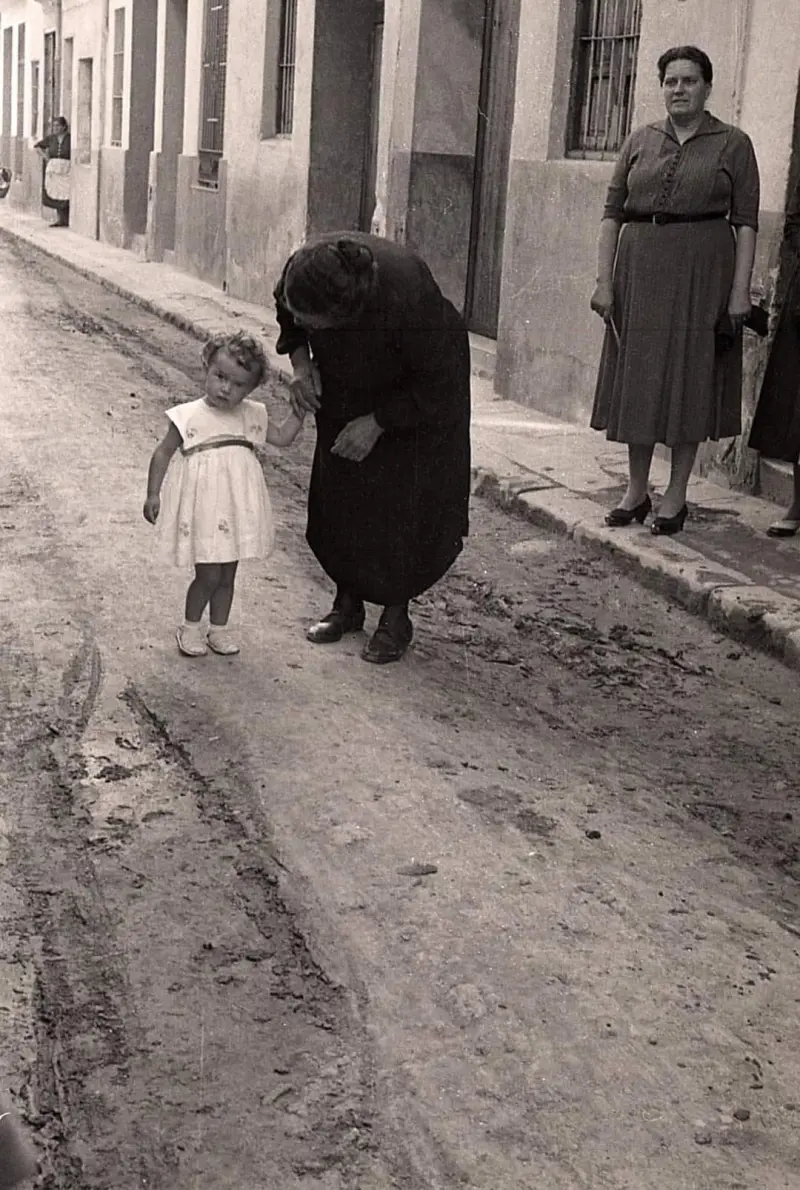Abuela y nieta paseando